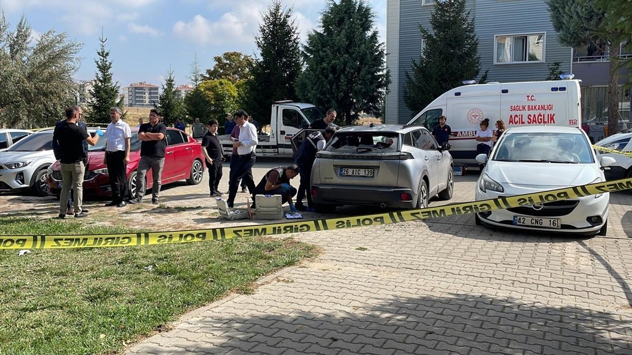 Eskişehir'de Park Halindeki Araçta Kadın Cesedi Bulundu