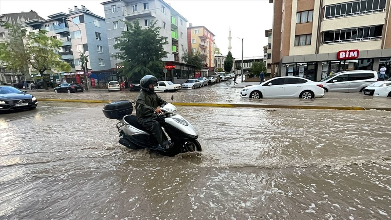 Eskişehir'de Şiddetli Yağış ve Dolu Etkisini Gösterdi