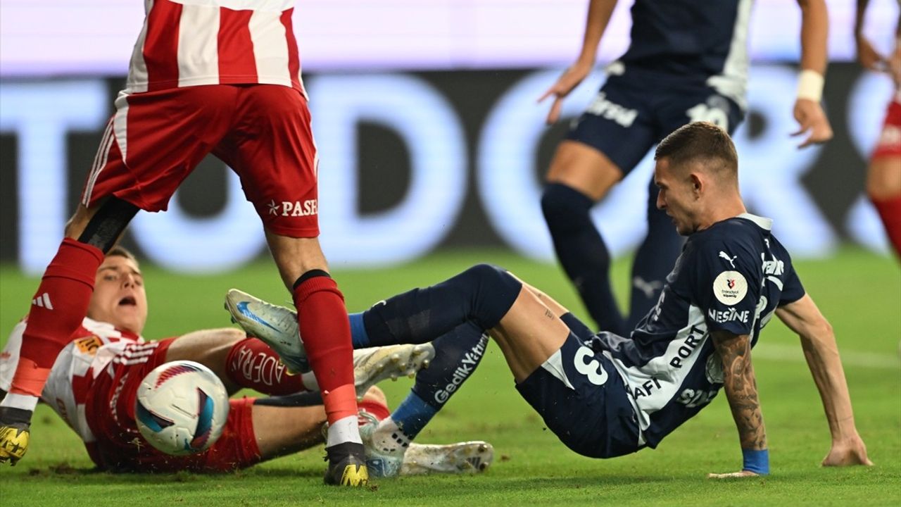 Fenerbahçe, Antalyaspor'un Yenilmezliğini Sonlandırdı