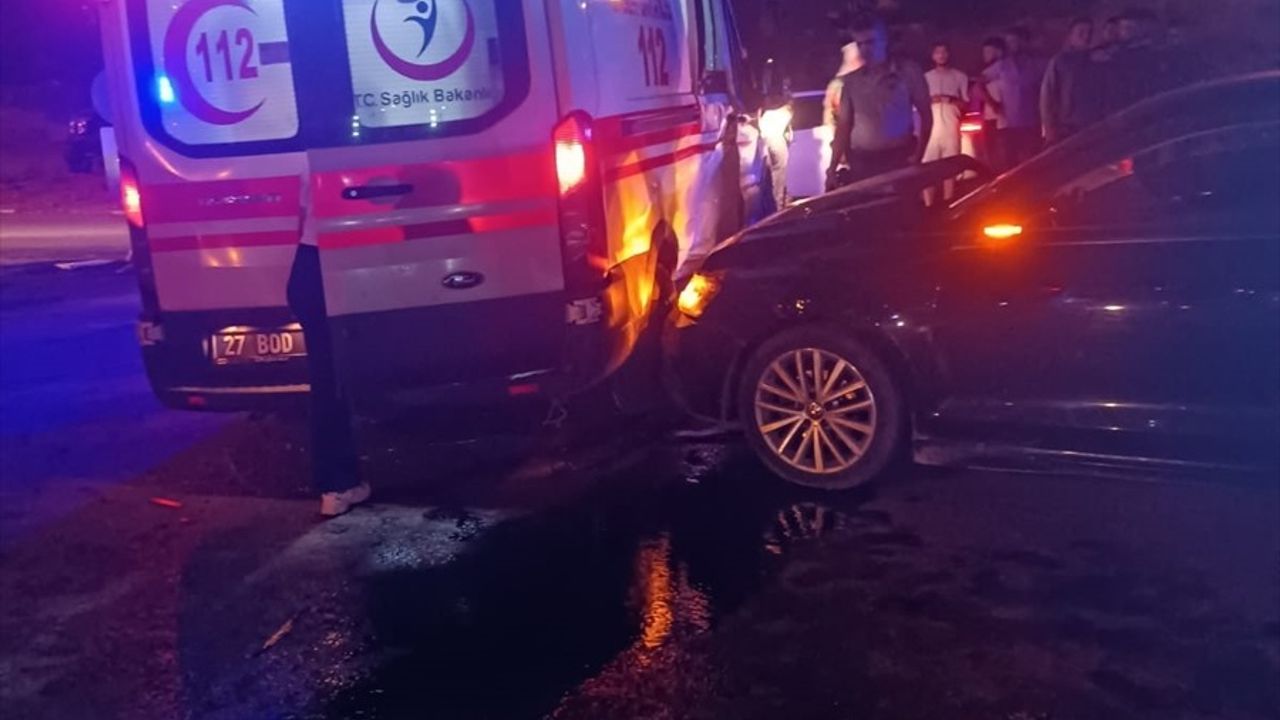 Gaziantep'te Ambulans ve Otomobil Çarpıştı