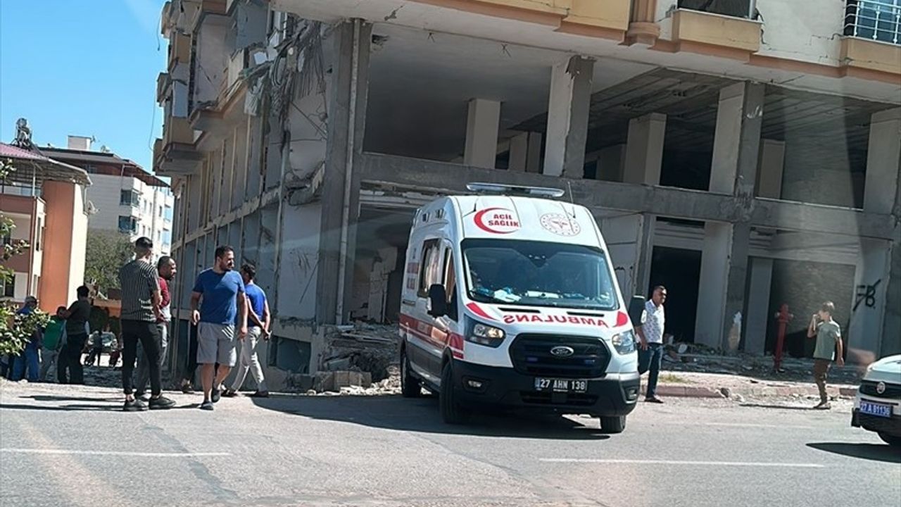 Gaziantep'te Deprem Zarasından Düşen Yaşlı Adam Hayatını Kaybetti