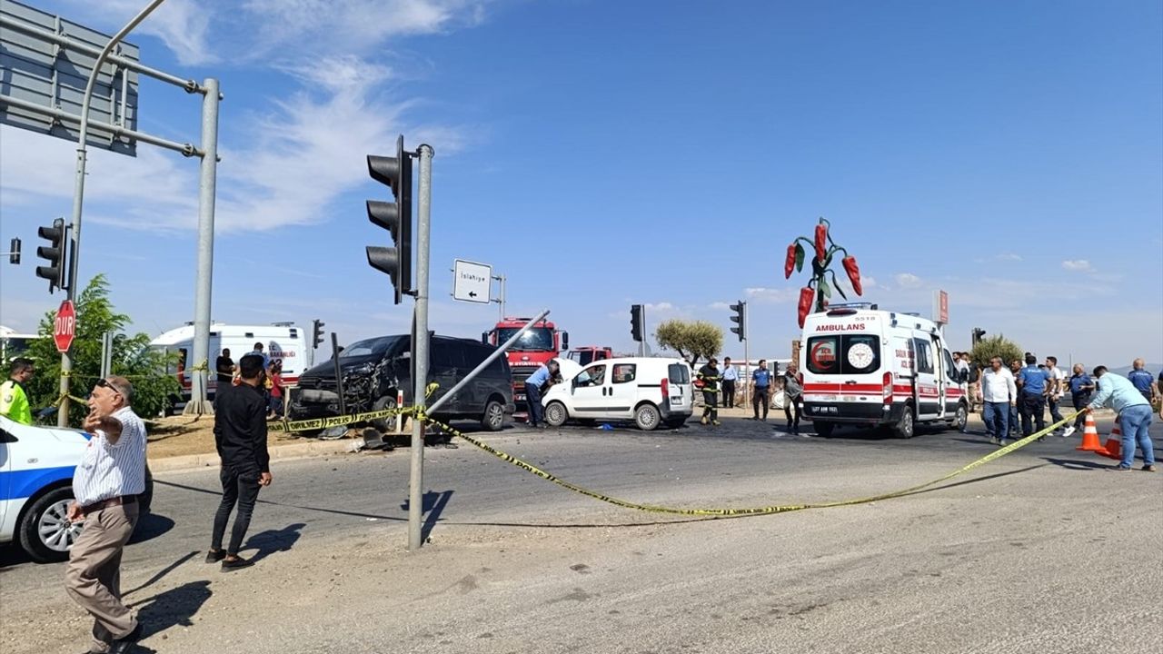 Gaziantep'te Minibüs ile Hafif Ticari Araç Çarpıştı, 4 Yaralı