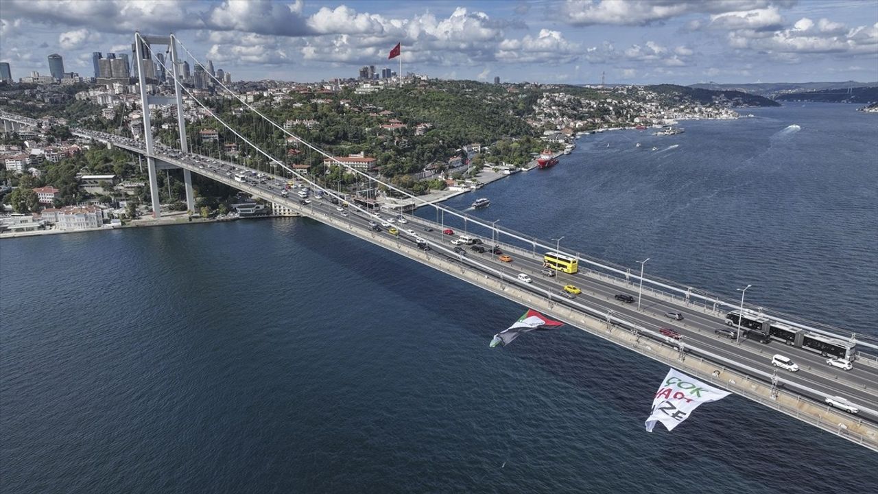 Gazze Soykırımı İçin Sembolik Protesto: 15 Temmuz Köprüsü'nde Pankart