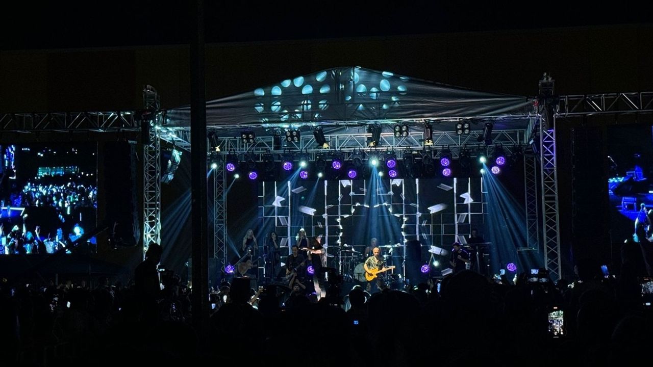 Haluk Levent Beylikdüzü'nde Coşkulu Bir Konser Verdi