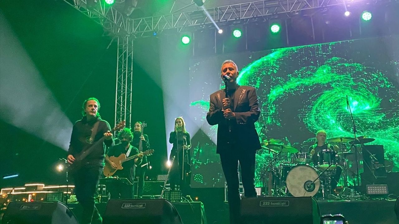 Haluk Levent Bilecik'te Coşkulu Bir Konser Verdi