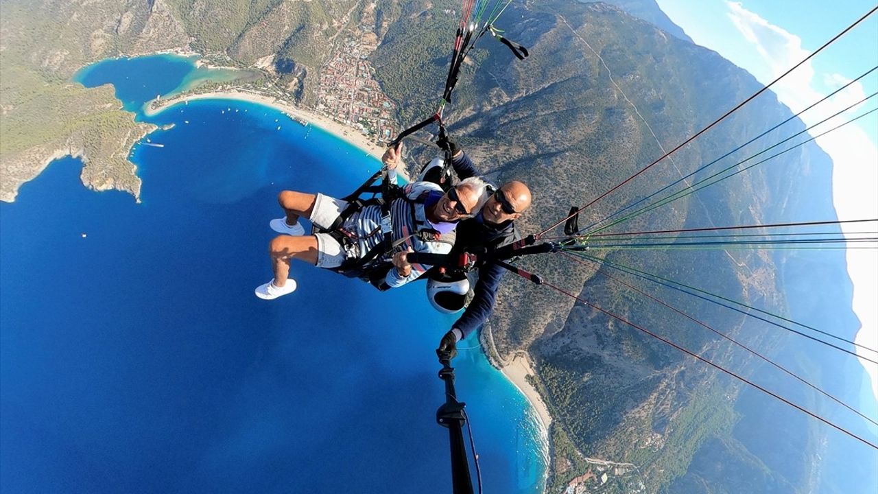 Hollandalı Turistler Fethiye'de Yamaç Paraşütü Macerası Yaşadı