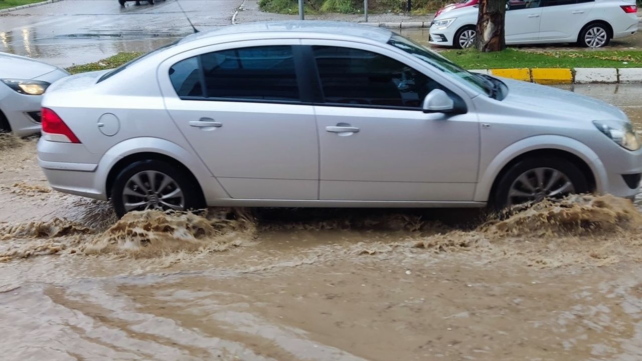 Isparta'da Sağanak Yağış Hayatı Olumsuz Etkiledi