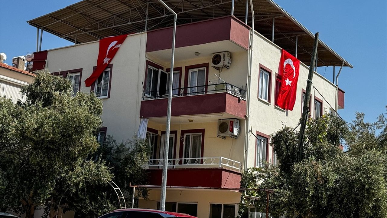 İsrail Askerlerinin Kurbanı Ayşenur Ezgi Eygi İçin Didim'deki Evine Türk Bayrağı Asıldı