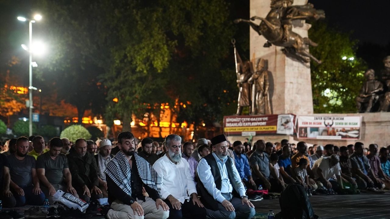 İstanbul'da Filistin İçin Dua Etme Etkinliği Düzenlendi