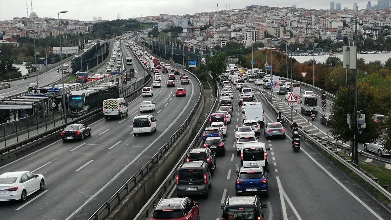 İstanbul'da İş Günü Trafik Yoğunluğu Artıyor