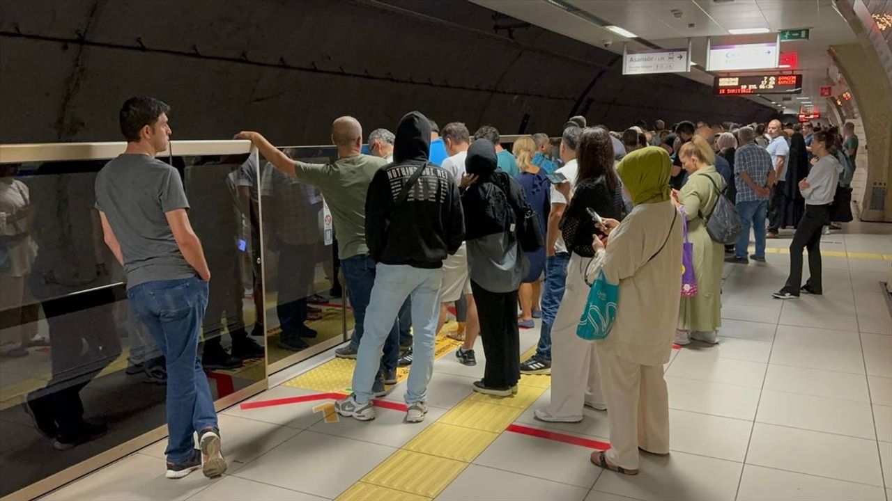 İstanbul'da Metro Arızası Yolcuları Zor Durumda Bıraktı