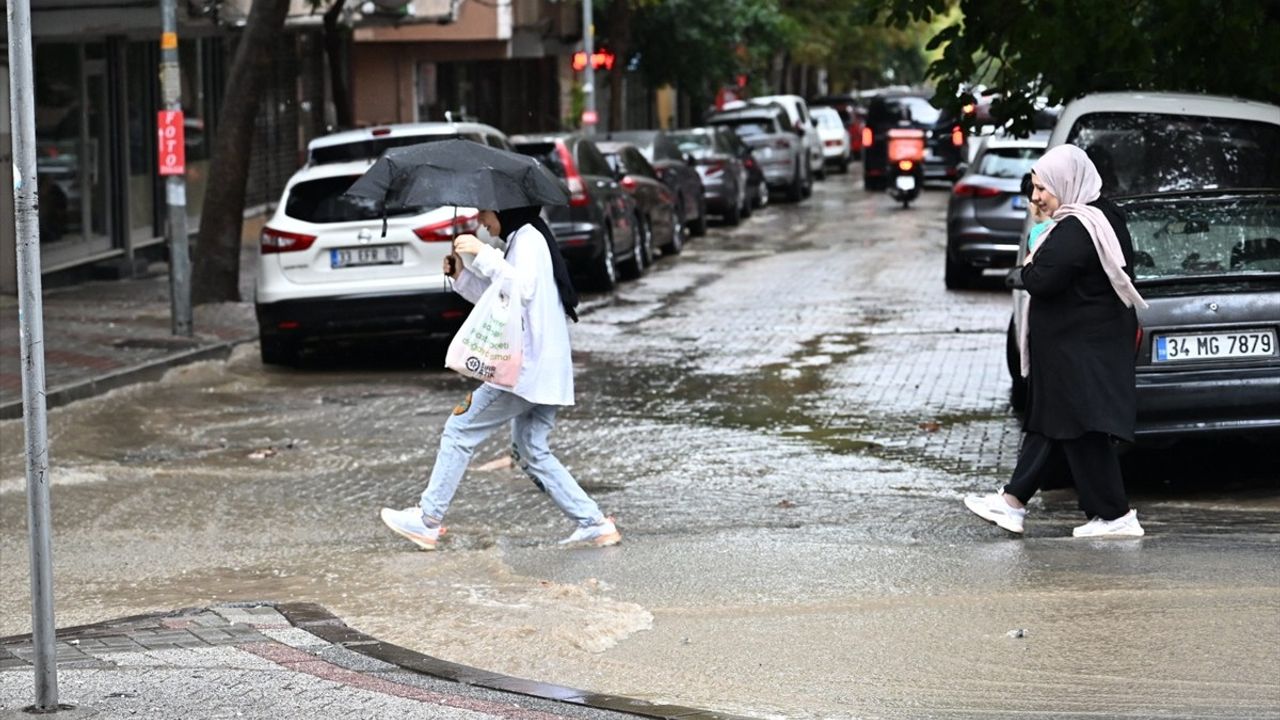 İstanbul'da Sağanak Yağışlar Hayatı Olumsuz Etkiliyor