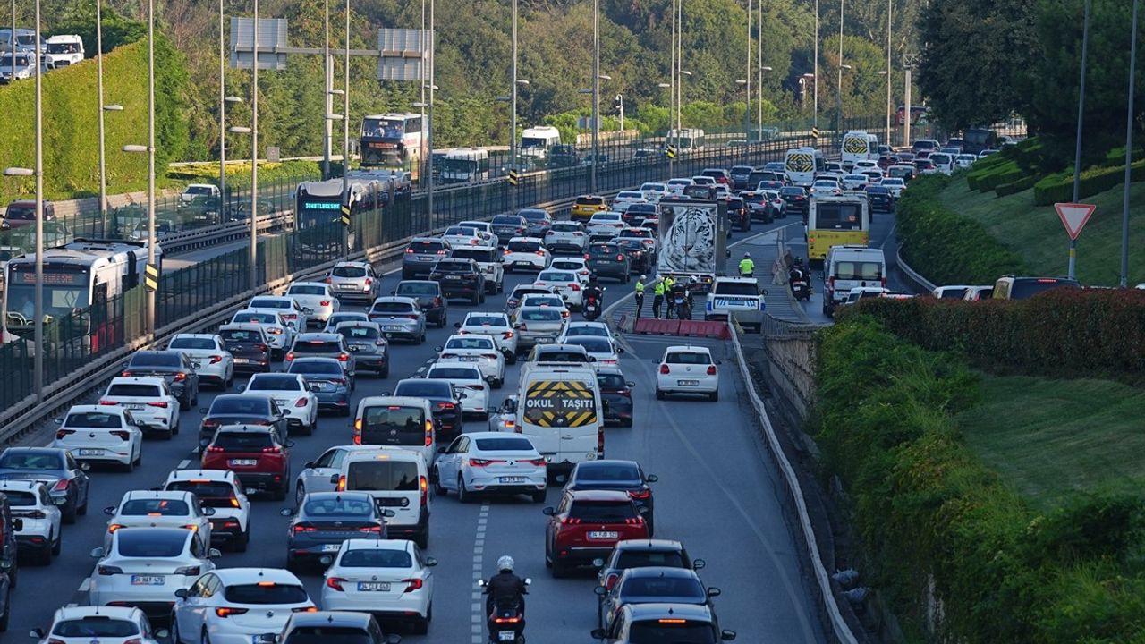 İstanbul'da Trafik Yoğunluğu Artıyor