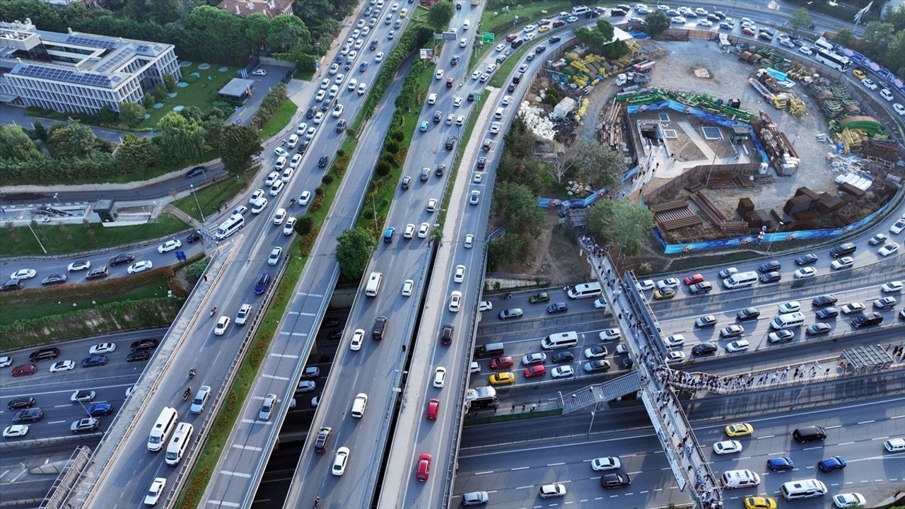 İstanbul'da Trafik Yoğunluğu Hafta Ortasında Zirveye Çıktı