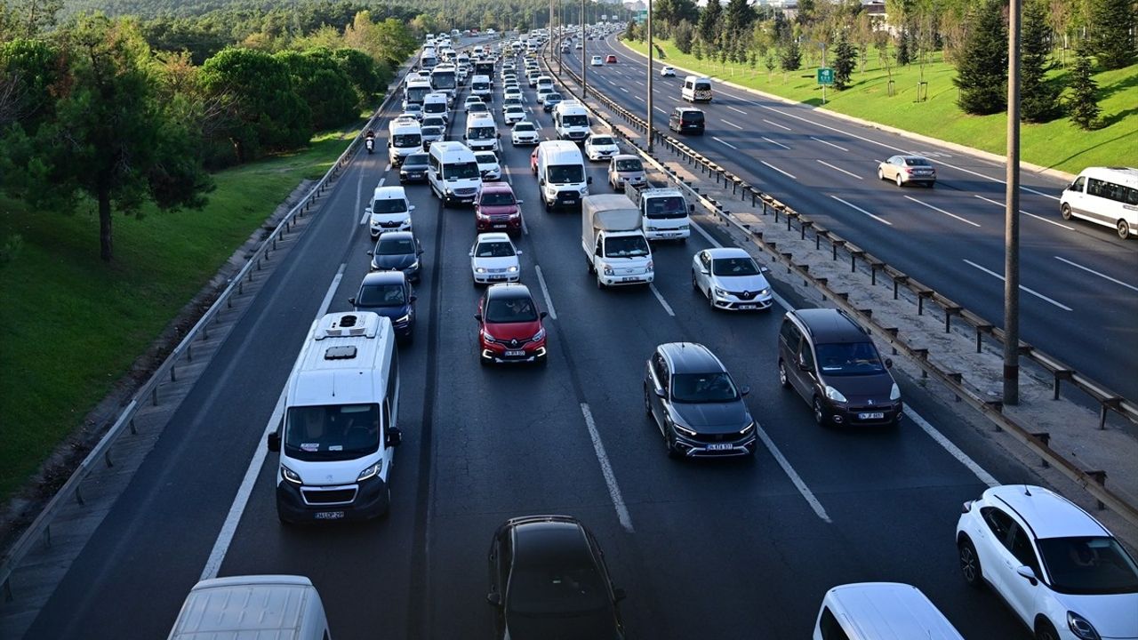 İstanbul'da Trafik Yoğunluğu: Haftanın Dördüncü Günü Sıkışıklığı