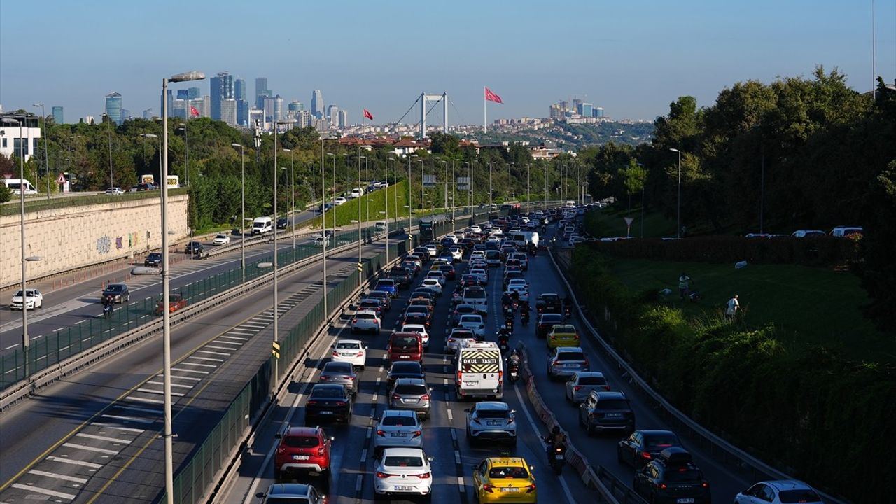 İstanbul'da Ulaşım Problemi: Trafikte Yoğunluk Yaşanıyor