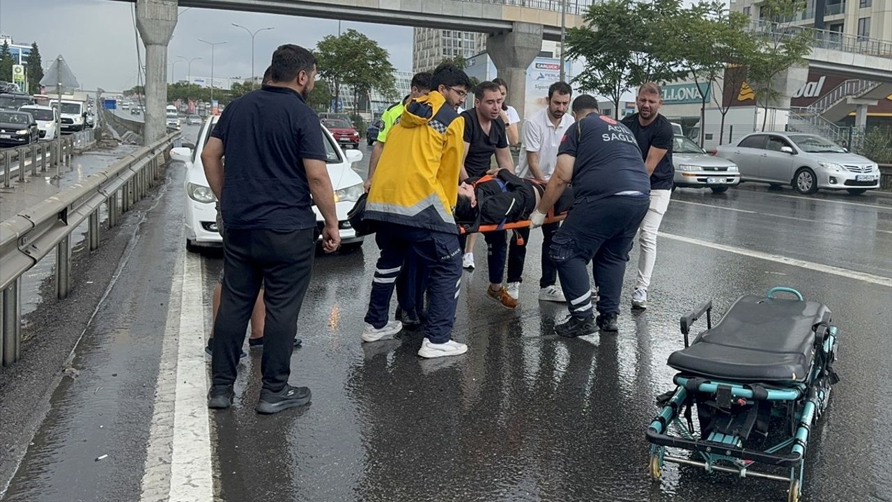 İstanbul'da Yağışta Motosiklet Kazası: Yaralıya Destek