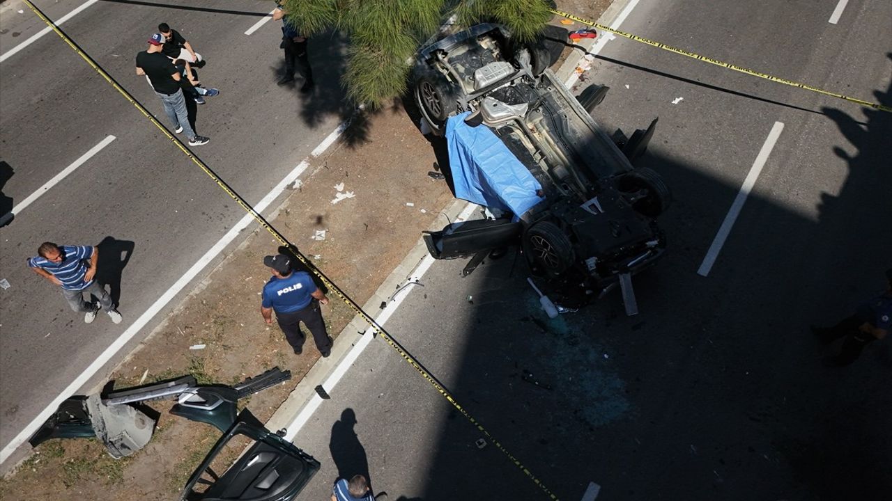 İzmir'de Alt Geçide Düşen Otomobilde Üzücü Kaza