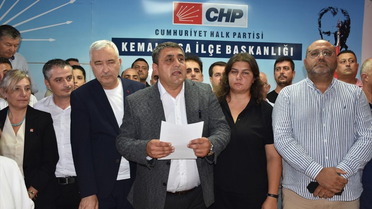 İzmir'de CHP İlçe Başkanına Saldırı: Araç Kurşunlandı