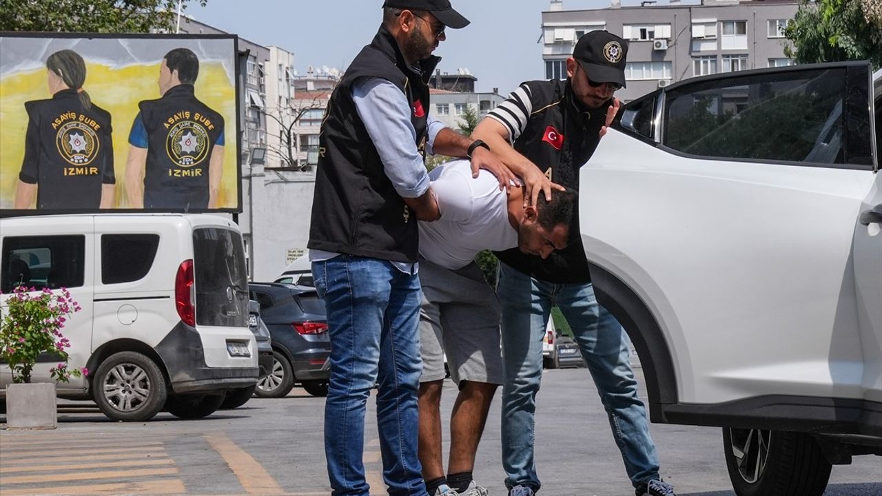 İzmir'de Cinayet Zanlısı Adliyeye Sevk Edildi