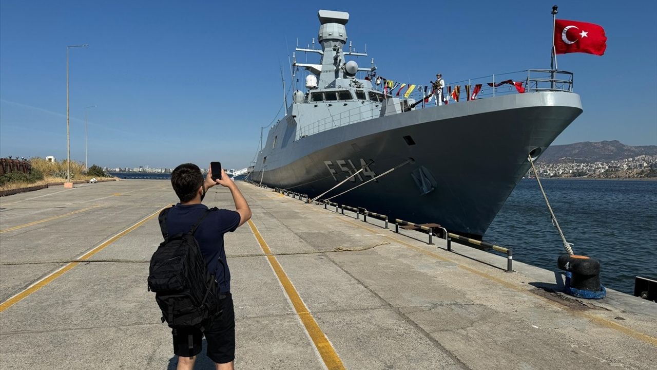 İzmir'de Donanma Gemileri Ziyarete Açıldı