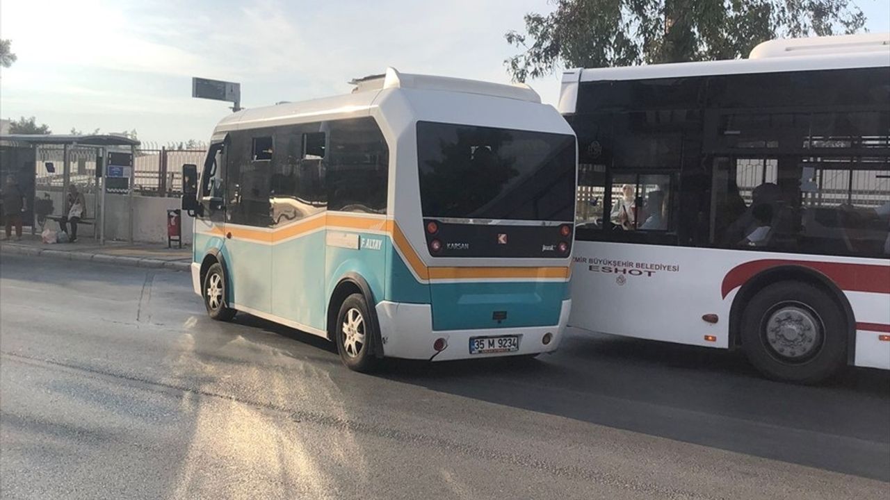 İzmir'de Kadın Sürücüye Saldırı: Minibüs Şoförü Tutuklandı