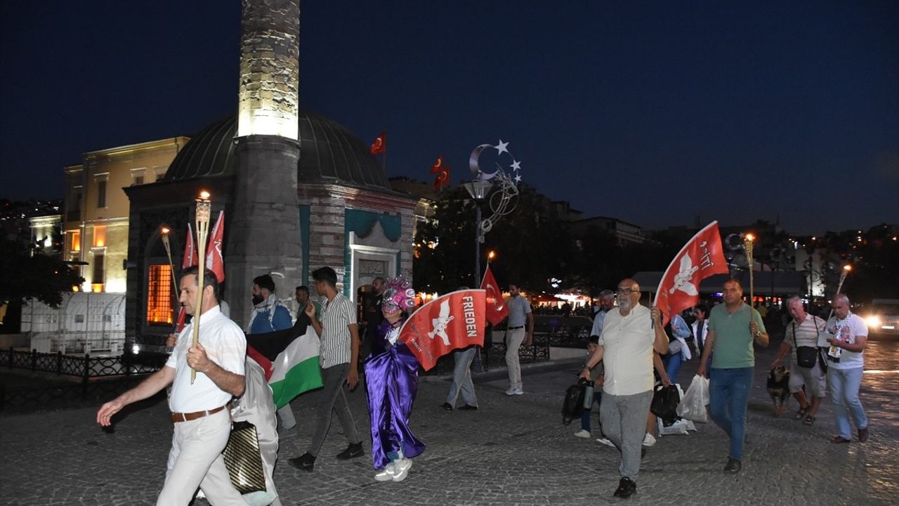 İzmir'de Sanatçılar Filistin İçin Yürüdü