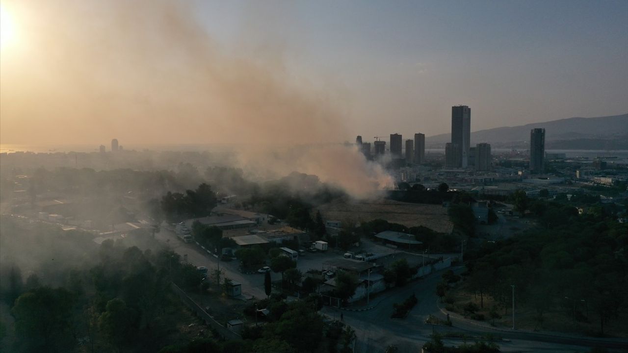 İzmir'de Su Depolama Sahasında Yangın Kontrol Altına Alındı