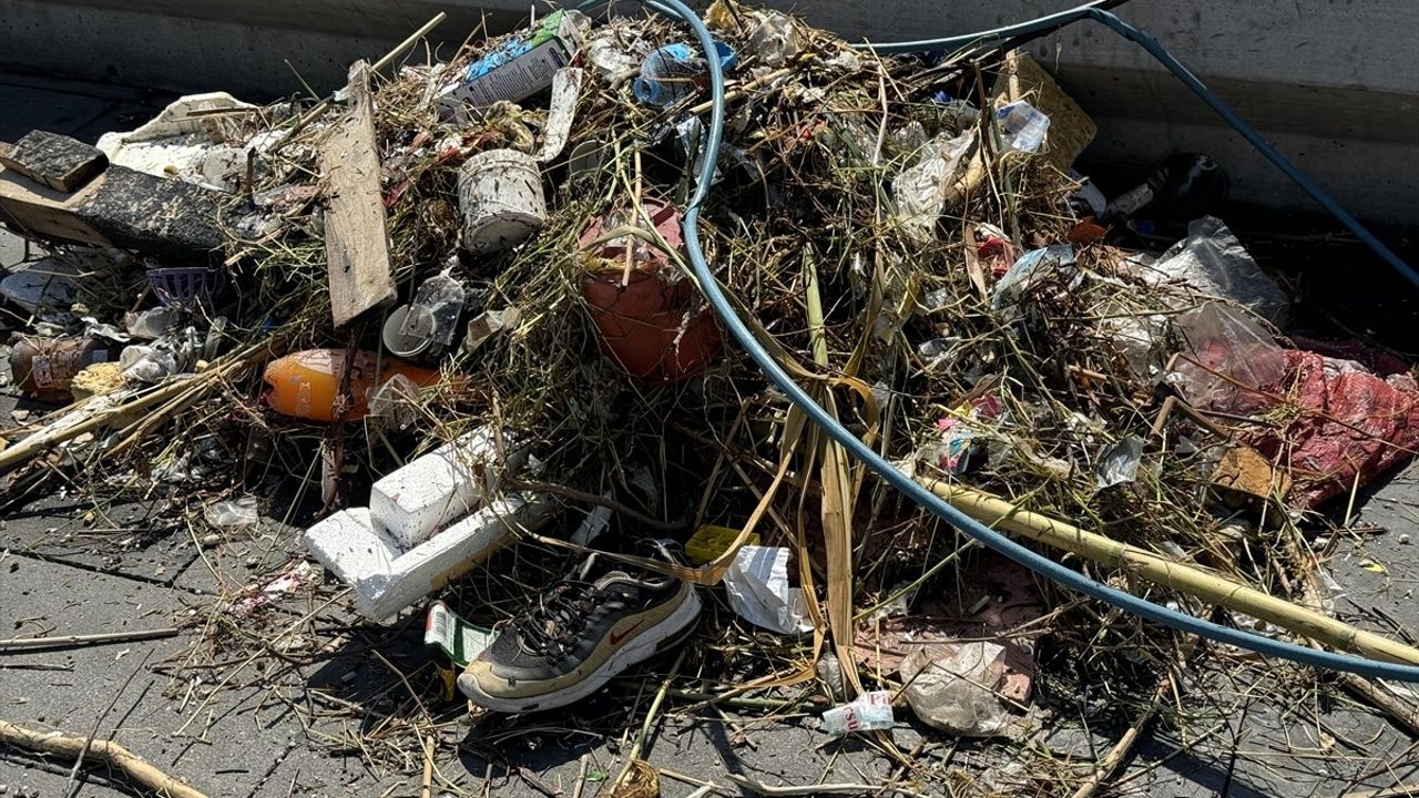 İzmir Körfezi'nde Atık Kirliliği Sorunu Yeniden Gündemde