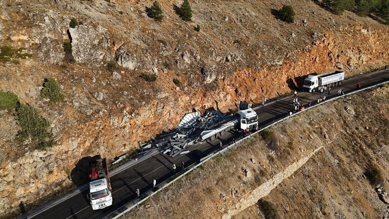 Kahramanmaraş'ta Kumaş Yüklü Tır Devrildi, Yol Kapandı