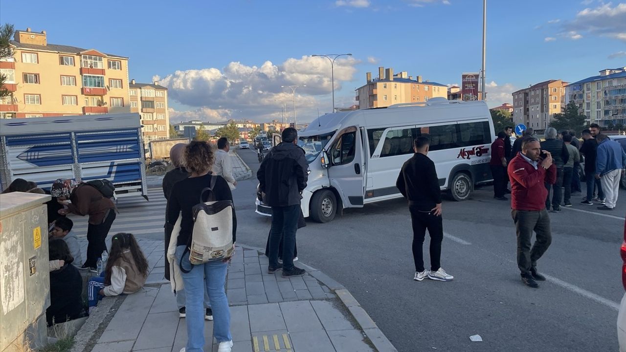 Kars'ta Öğrenci Servisi ve Otomobil Çarpıştı: 6 Yaralı