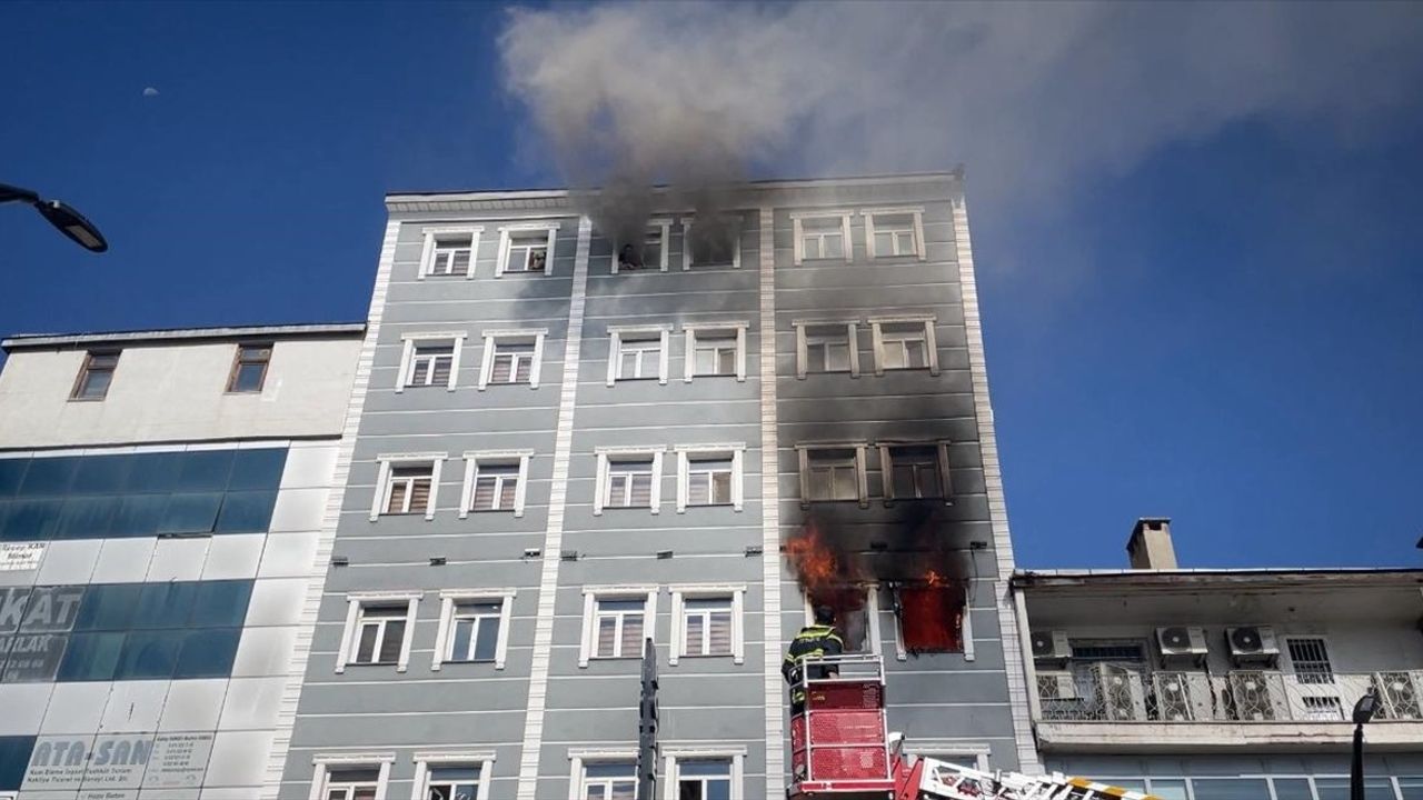 Kars'taki Otel Yangınına İtfaiye Ekipleri Müdahale Ediyor