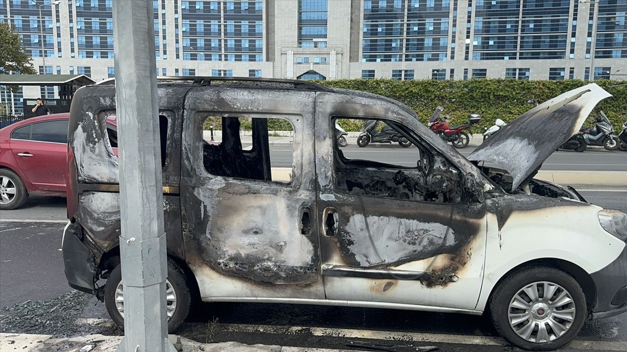 Kartal'da Park Halindeki Ticari Araç Yangını