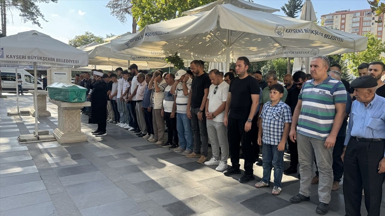 Kayseri'de Av Tüfeğiyle Öldürülen Kadın Defnedildi