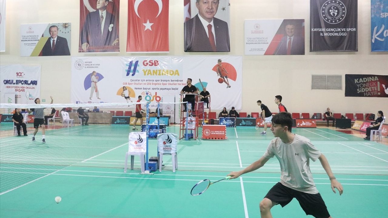 Kayseri'de Büyükler Türkiye Badminton Şampiyonası Başladı