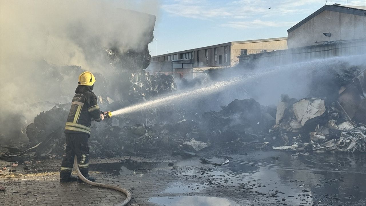 Kayseri'deki Keçe Fabrikasında Yangın Panik Yarattı