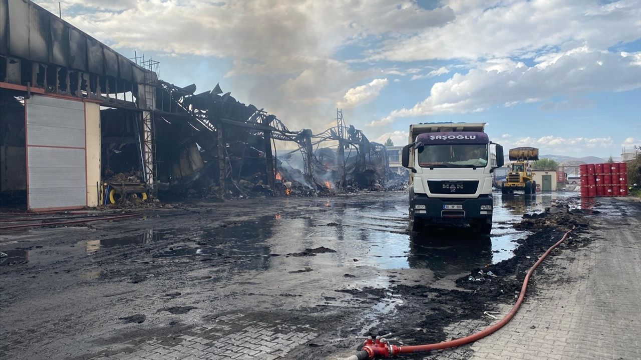 Kayseri'deki Keçe Fabrikasındaki Yangın 14 Saatlik Mücadele ile Kontrol Altına Alındı