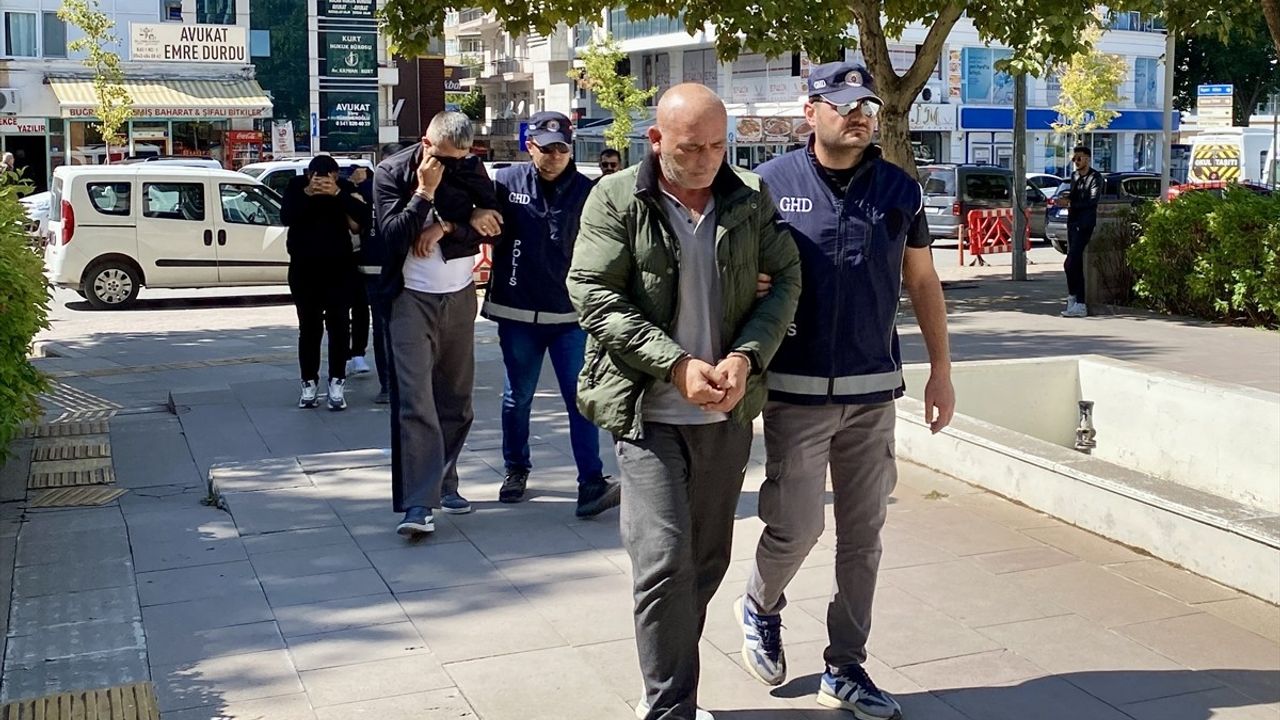 Kırşehir'de Düzensiz Göçmen Operasyonu: 15 Göçmen Yakalandı, 3 Kaçakçı Tutuklandı