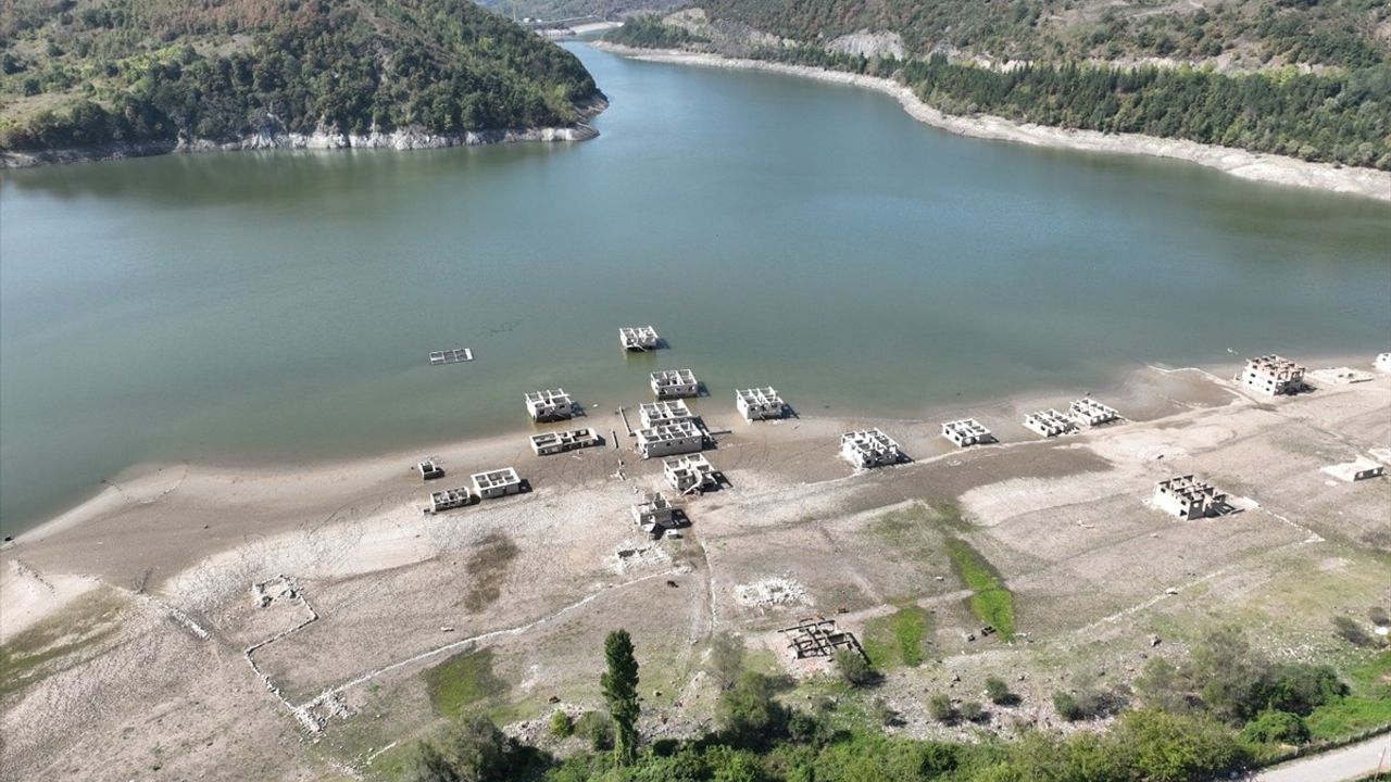 Kızılcapınar Barajı'nda Su Seviyesi Düşüyor: Terk Edilmiş Yapılar Gözler Önüne Serildi