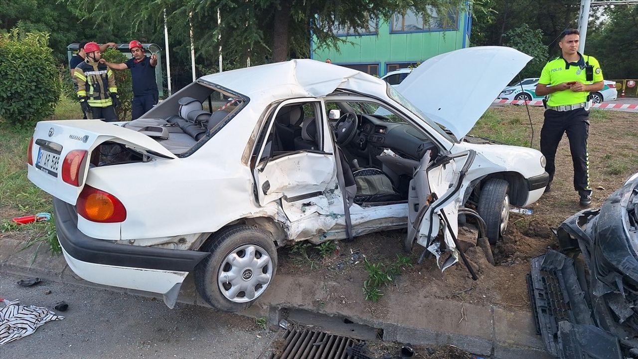 Kocaeli'de Otomobil Kazası: 3 Yaralı