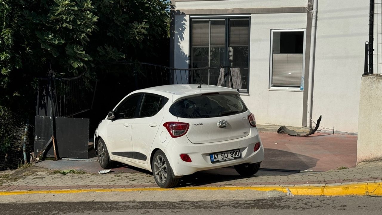 Kocaeli'de Otomobilin Çarptığı Bahçe Kapısı Devrildi: 3 Yaralı