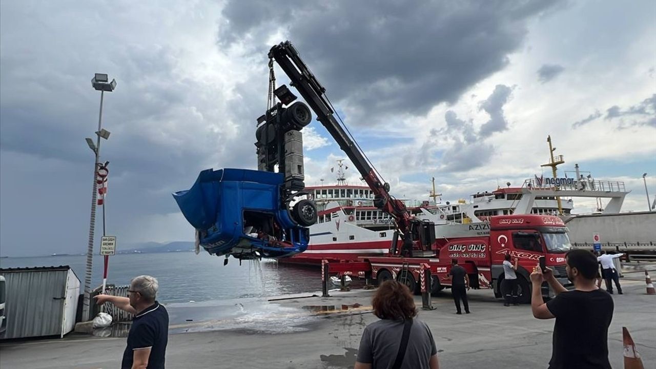 Kocaeli'deki Freni Boşalan Tırın Denize Düşmesi Güvenlik Kamerasında Kaydedildi