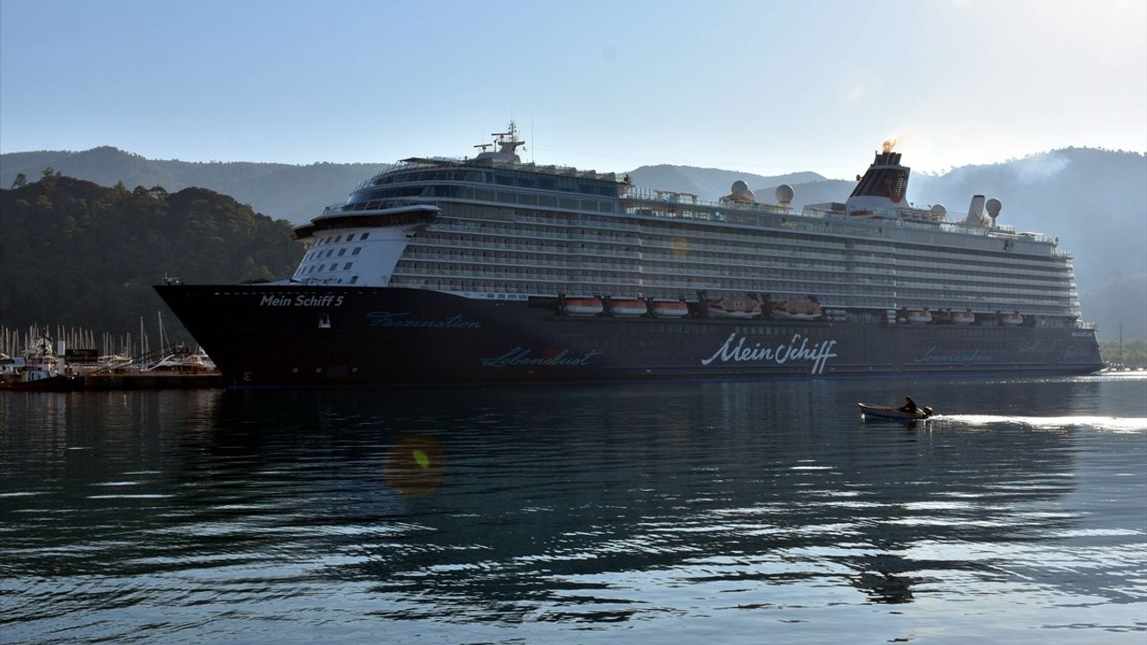 Kruvaziyer Turizminin Gözdesi: "Mein Schiff 5" Marmaris'e Ulaşıyor