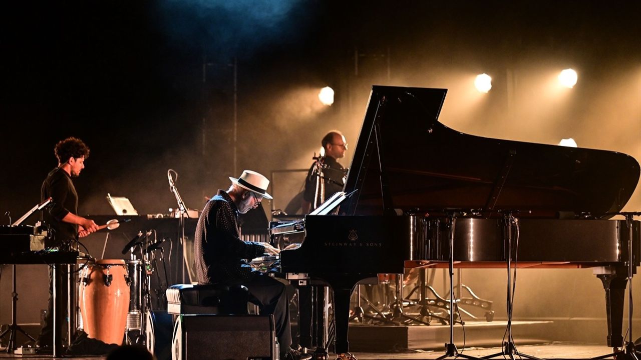 Ludovico Einaudi'nin İstanbul Konseri: Çağdaş Klasik Müziğin Büyüsü