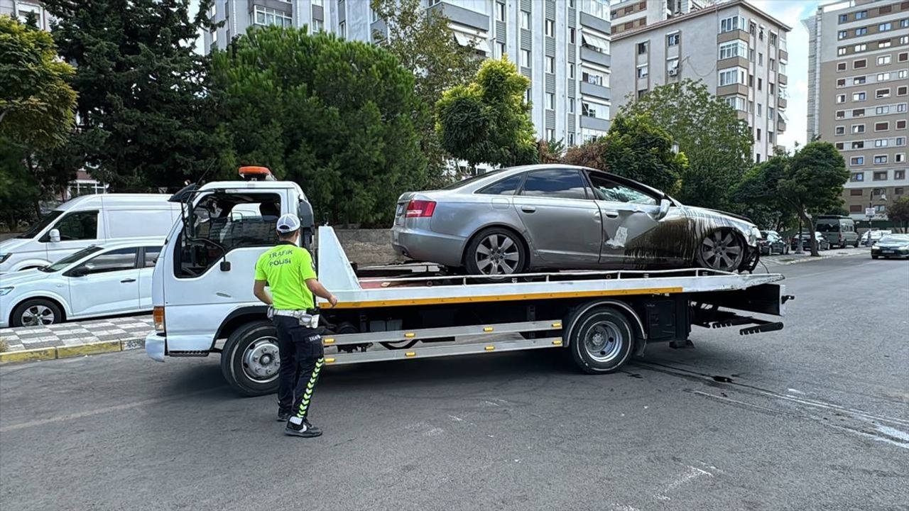 Maltepe'de Aydınlatma Direğine Çarpan Araç Kazası