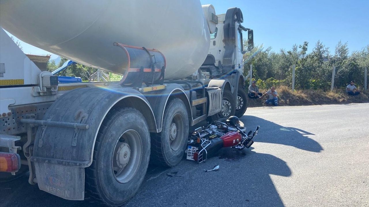 Manisa'da Beton Mikseri ile Motosiklet Çarpıştı