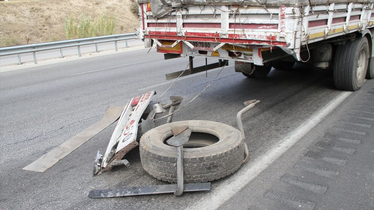 Manisa'da Tırla Çarpışan Araçta Feci Kaza: 1 Ölü, 1 Yaralı