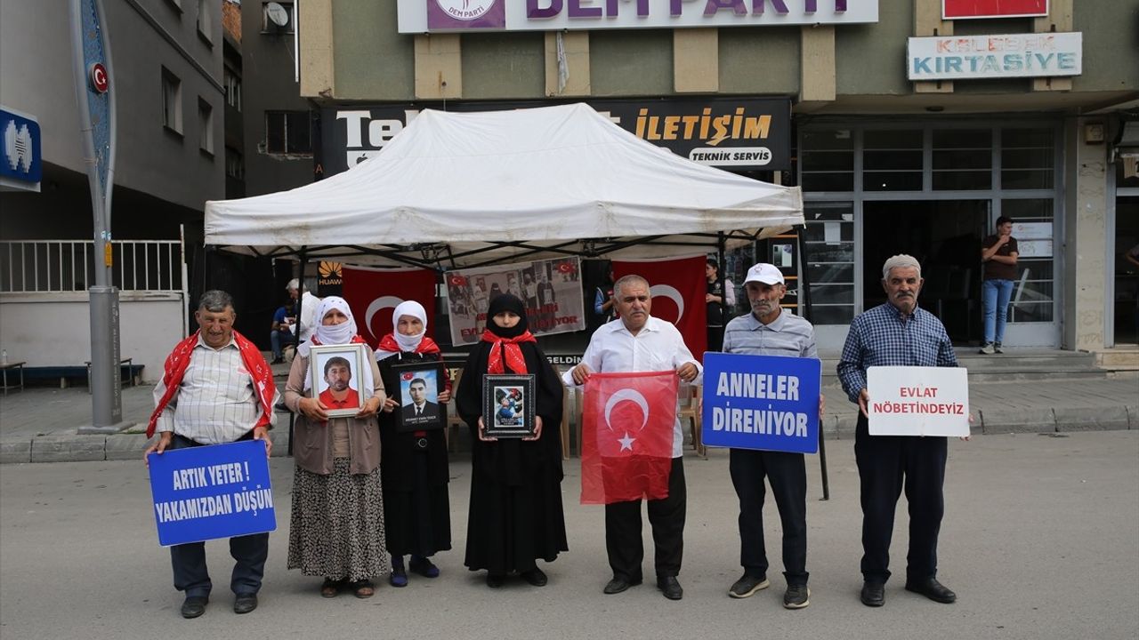 Muş'ta Ailelerin DEM Parti Önündeki Mücadeleleri Devam Ediyor