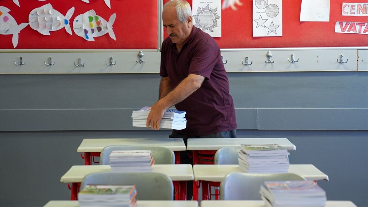 Öğrencilere Ücretsiz Dağıtılan Ders Kitapları Sınıflarda Yerini Aldı