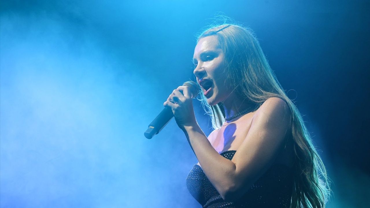 Otilia'nın Antalya Konseri: Müzik ve Eğlence Dolu Bir Gece